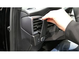 Brodit Montážny držiak ProClip na Volkswagen Amarok 24-25, vľavo na mriežke ventilácie