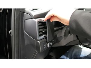Brodit Montážny držiak ProClip na Volkswagen Amarok 24-25, vľavo na mriežke ventilácie