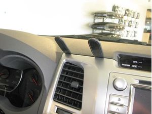 Brodit ProClip montážna konzola pre Toyota Hilux 12-16, na stred vľavo