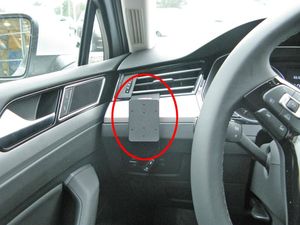Brodit ProClip pre Volkswagen Arteon 17-24/Passat 15-23/Alltrack 16-23, vľavo pod mriežkou chladiča