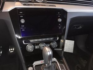 Brodit Montážny držiak ProClip pre Volkswagen Arteon 17-24/Passat 15-23, od stredu doprava nadol