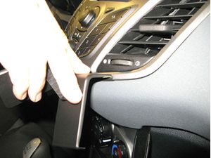Brodit ProClip montážna konzola pre Ford Fiesta 09-17, na stred vpravo