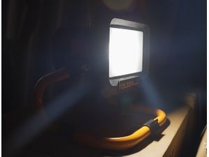 TOLSEN Akumulátorový prenosný dielenský LED reflektor 20V, 20W, 6500K, bez batérie