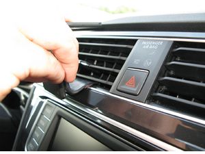 Brodit ProClip montážny držiak pre Volkswagen Tiguan 17-24, na stred