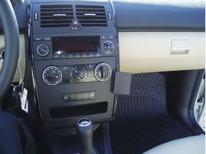 Brodit ProClip montážna konzola pre Mercedes Benz A-Class 05-12, na stred vpravo