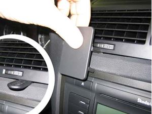 Brodit ProClip Škoda Octavia II Ambiente/Classic/Elegance/RS 05-13/Scout 07-13, na stred vľavo
