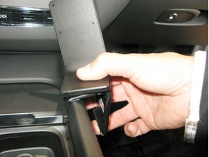 Brodit ProClip pre Volvo S60/V60 19-24/XC60 18-24 (nie pre S60 a V60 T6/T8), stredom doprava nadol