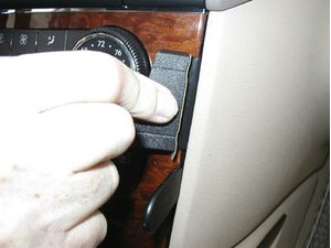 Brodit ProClip pre Mercedes Benz M-Class/ML 05-11 (len dekor dreva), pre stred vpravo dole