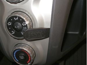 Brodit ProClip montážna konzola pre Toyota Yaris 06-11, na stred vpravo